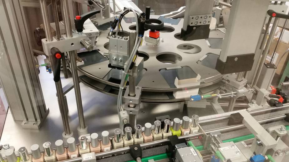 Vertical cartoning machine with automatic product insertion