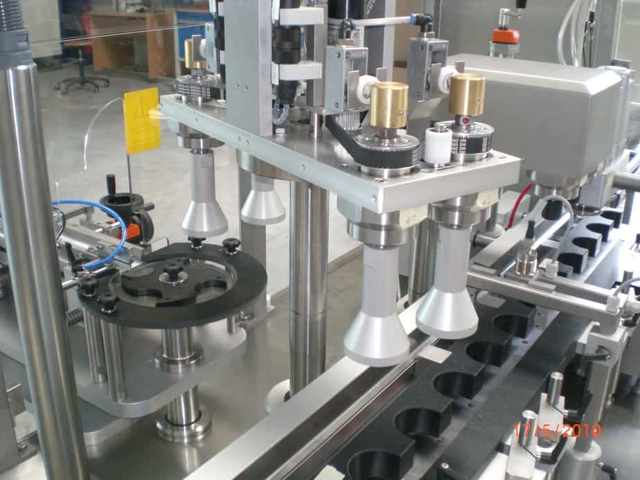 <ol><li>Automatic Height Changeover via HMI
<li>Universal rake for all bottle diameters
<li>No in-feed change parts
<li>Innovative Sorting bowls with reduced format parts
<li>Accessibility
<li>Modular Stations</ol>