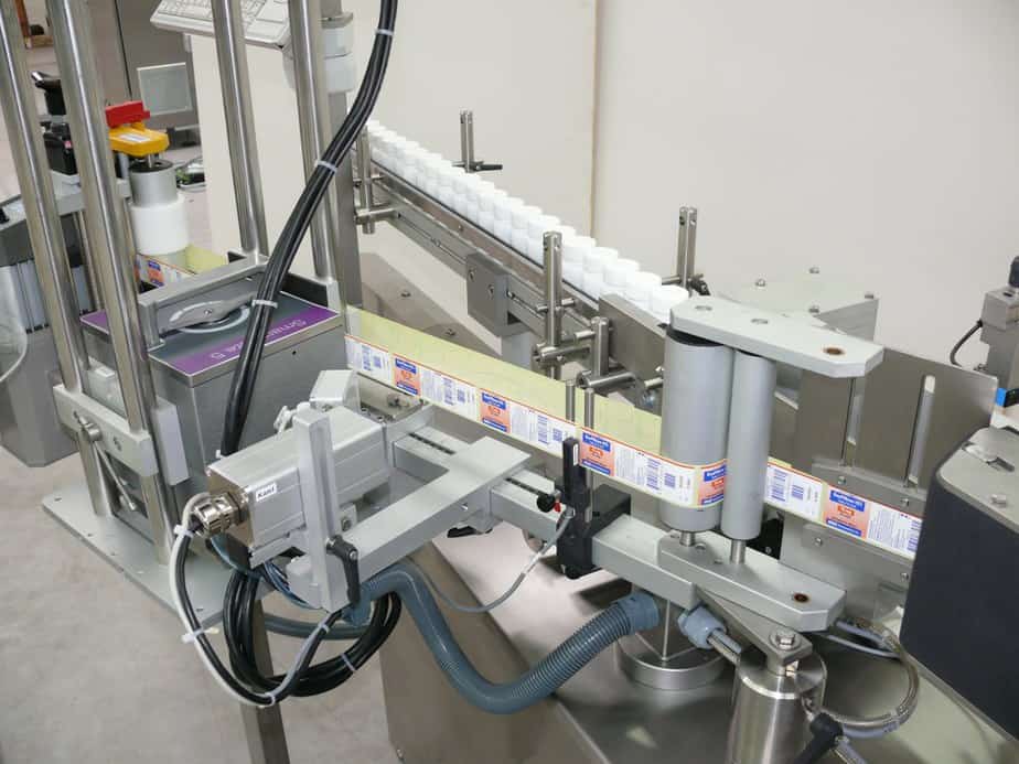 <ol><li>3-sided labelling possible
<li>Small footprint
<li>Quick changeover
<li>Up to 200 bottles/min</ol>